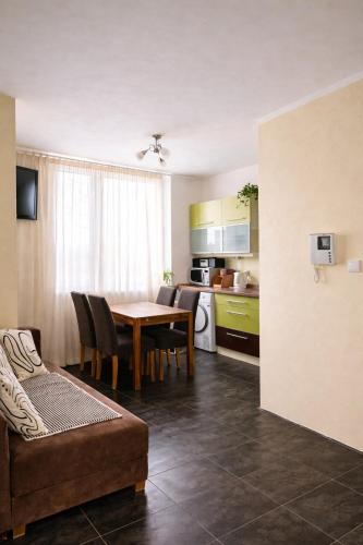 Bright & Cozy Apartment near Lake
