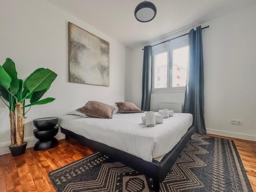a bedroom with a bed with a rug and a window at Le Croizat - Neyrpic in Saint-Martin-dʼHères