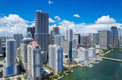 Brickell Luxe - Best Balcony - 32nd Fl - Luxe Waterfront & City Views - Furnished Balcony - Walk-Water-WiFi photo 12