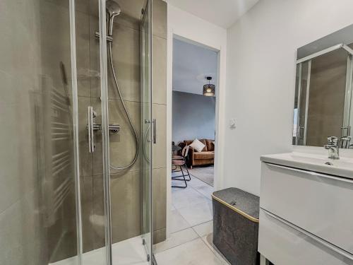 a bathroom with a shower and a sink at Le Croizat - Neyrpic in Saint-Martin-dʼHères