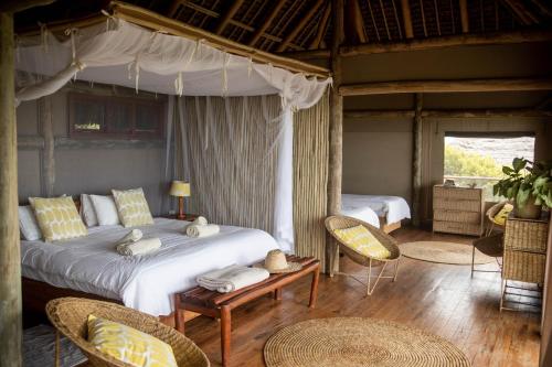Giường trong phòng chung tại Travessia Beach Lodge