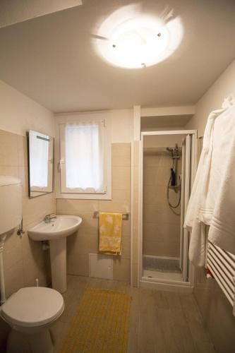 a bathroom with a sink and a toilet and a shower at Dimora Marchiada -apeliving- Pellestrina Ve in Pellestrina