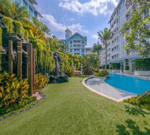 a view of the pool at the resort at Grand Florida Beachfront Resort Jomtien Pattaya in Na Jomtien