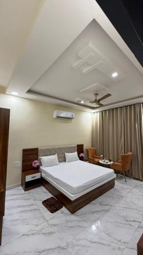 a bedroom with a large bed in a room at Hotel Amrindra in Kharar