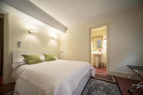 A bed or beds in a room at Kandinskij House