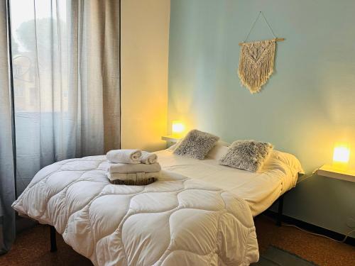 a bedroom with a bed with towels on it at Piccolo Rifugio by anbra Properties --- WITH PARKING AND FREE WIFI in Rapallo