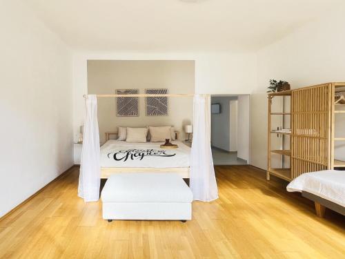 Servus Homes - Metro Stadthalle - Kaiser Franz Josef