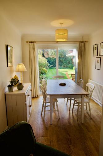 Foto Modern 3 Bed House with Garden and Parking 4