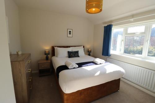 Foto Modern 3 Bed House with Garden and Parking 2