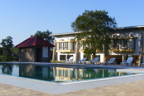 einem Pool vor einem Gebäude in der Unterkunft Landmark Woods in Kāziranga