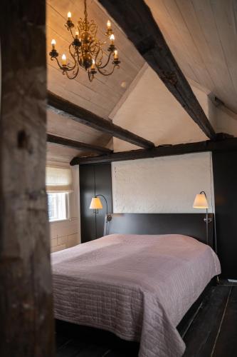 Una cama o camas en una habitación de Executive Living Old Town Unique