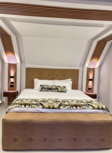 a large bed in a bedroom with two lamps at Mahawi Resort in Calarcá
