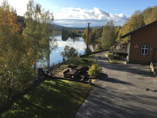 an overhead view of a lake with a building and trees at Hen Stasjon Banevokterboligen in Hen