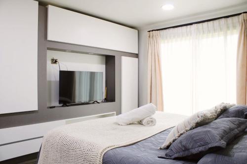 a bedroom with a bed with a mirror and a tv at Casa Grande con Tinaja a 10 minutos de Lago Puyehue y Rupanco Ruta 215 Internacional in Puyehue