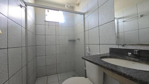 a bathroom with a toilet and a sink at Hotel Pousada Positiva in Itabuna