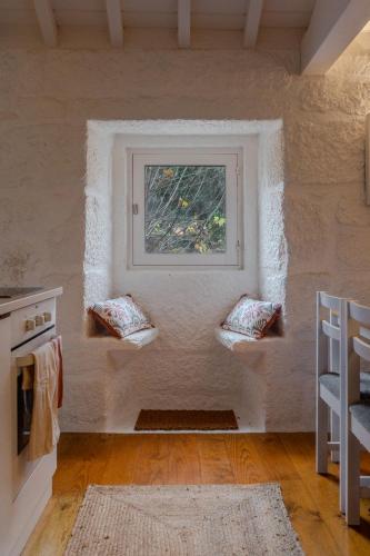 a kitchen with a window in a room at Bravia Country House in Fafião