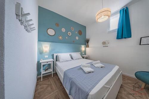 a bedroom with a bed with two towels on it at Borgo castello - trekking point - 8 min Sea - AC in Loano