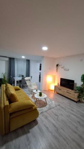 a living room with a couch and a table at SAMI APARTMAN in Niš