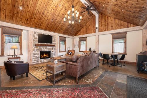 ein Wohnzimmer mit Sofa und Kamin in der Unterkunft 133 Eisenhower in Fraser