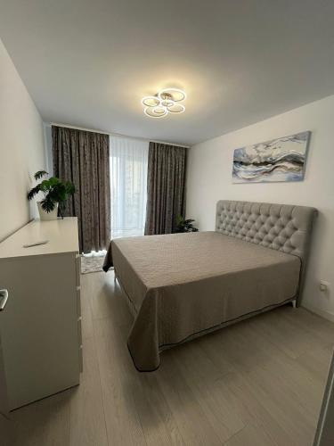 a bedroom with a large bed in a room at Apartment White Tower Residential in Ploieşti