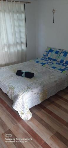un letto con un piumone bianco sopra di Cachipay panche a Cachipay