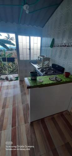 una cucina con fornelli e piano di lavoro di Cachipay panche a Cachipay