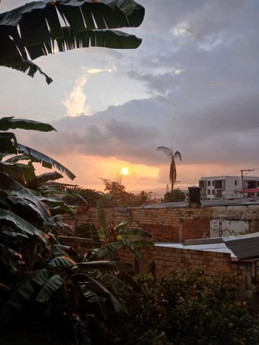 un tramonto con una palma sullo sfondo di Cachipay panche a Cachipay