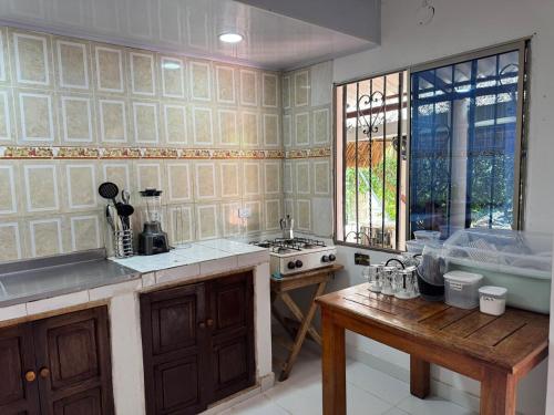 a kitchen with a sink and a table in it at Casa Cabaña Elena - Coveñas in San Antero