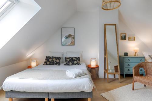 una camera da letto con un letto bianco e un comò blu di La Maison d'Adèle a Baden