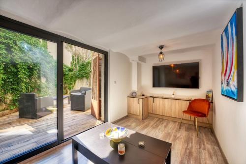 Stylish and Central Antibes Apt photo 6
