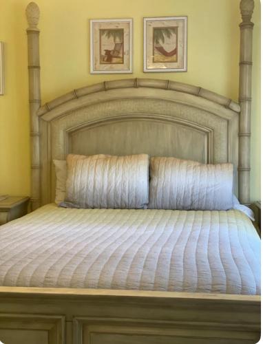 a large bed with a large headboard in a bedroom at Pura Vida in Navarre