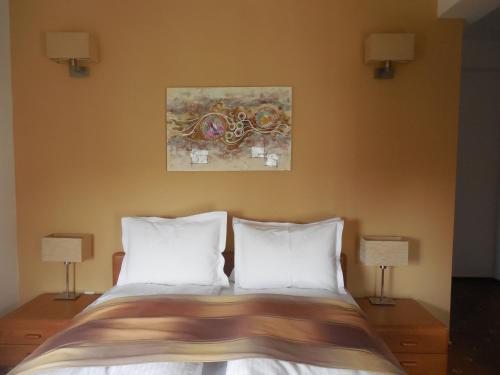 A bed or beds in a room at Villa AnnaLia - Rooms to Rent