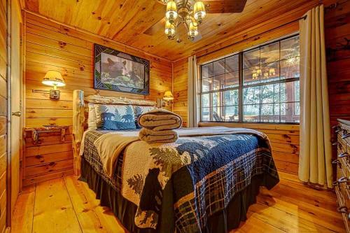 a bedroom with a bed in a log cabin at Amy’s Blue Ridge Mtn & Starlight View in Ellijay