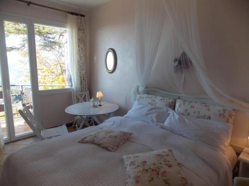Tempat tidur dalam kamar di B&B Le Camelie del Bosco