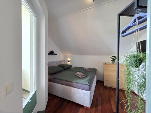 a small bedroom with a bed and a window at Ferienwohnung Traismauer TOP 2 in Wagram an der Traisen