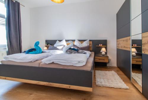 a bedroom with a bed with two stuffed animals on towels at Top möbliertes Apartment im Zentrum in Zwickau