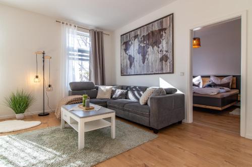 a living room with a couch and a table at Top möbliertes Apartment im Zentrum in Zwickau