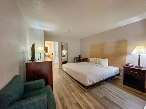 a hotel room with a bed and a couch at Hotel Monreale Express & Studios IDrive District in Orlando