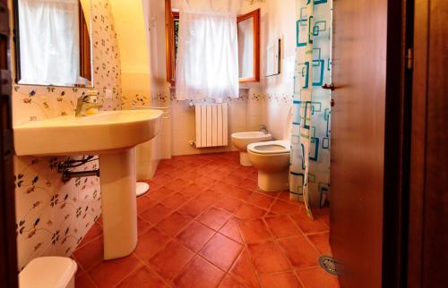 a bathroom with a sink and a toilet at Agriturismo Poggio al Tesoro in Crespina
