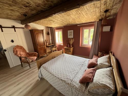 a bedroom with a bed and a chair at Villa vacances les 3 Restanques in Ollioules