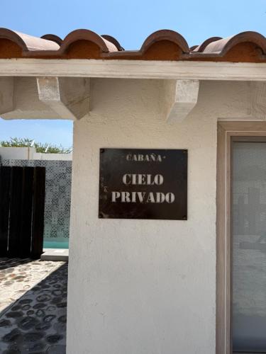a sign on the side of a building at Cabañas San Antonio in Ezequiel Montes