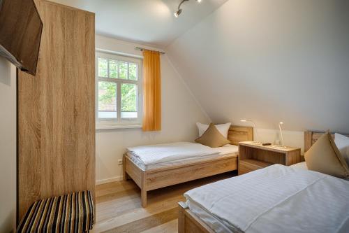 a bedroom with two beds and a window at Dreimäderlhaus in Prerow