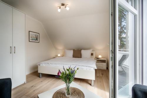 a small bedroom with a bed and a table at Stine in Prerow