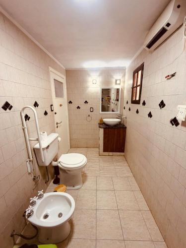 a bathroom with a toilet and a sink at Departamento céntrico in Esquel