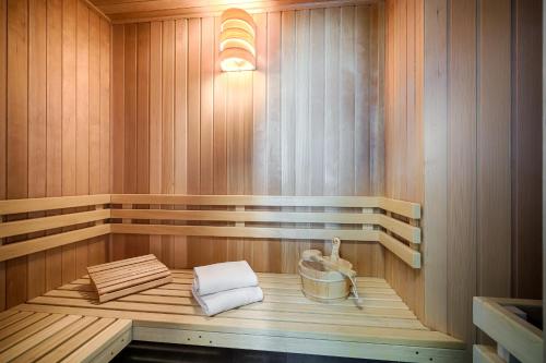 a sauna with two towels sitting on a wooden bench at Strandzeit in Prerow