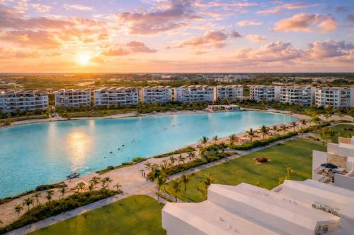 Lagoon-View Escape with Resort Style Pool & Beach