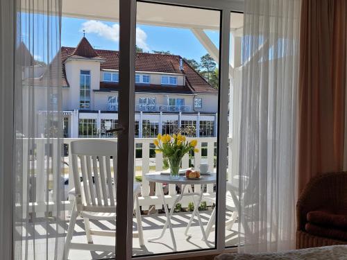 a view of a balcony with a table and chairs at Haus Ostseeluft, Whg 4 Hühnergott in Baabe