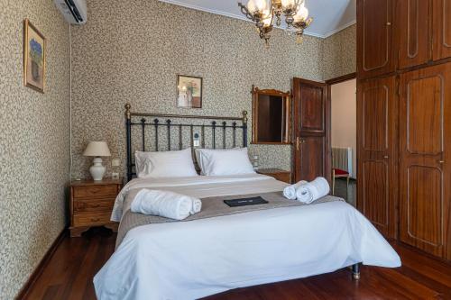 a bedroom with a large bed with white sheets at Gkr Luxury Villa in Aghia Marina