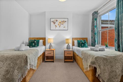 a bedroom with two beds and a window at Large Luxury 4 Bed Chic House Southampton Centre, Great for groups! Parking available, Sleeps 7- By Blue Puffin Stays in Southampton