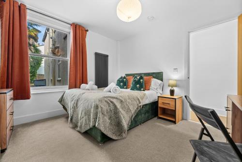a bedroom with a bed and a window at Large Luxury 4 Bed Chic House Southampton Centre, Great for groups! Parking available, Sleeps 7- By Blue Puffin Stays in Southampton